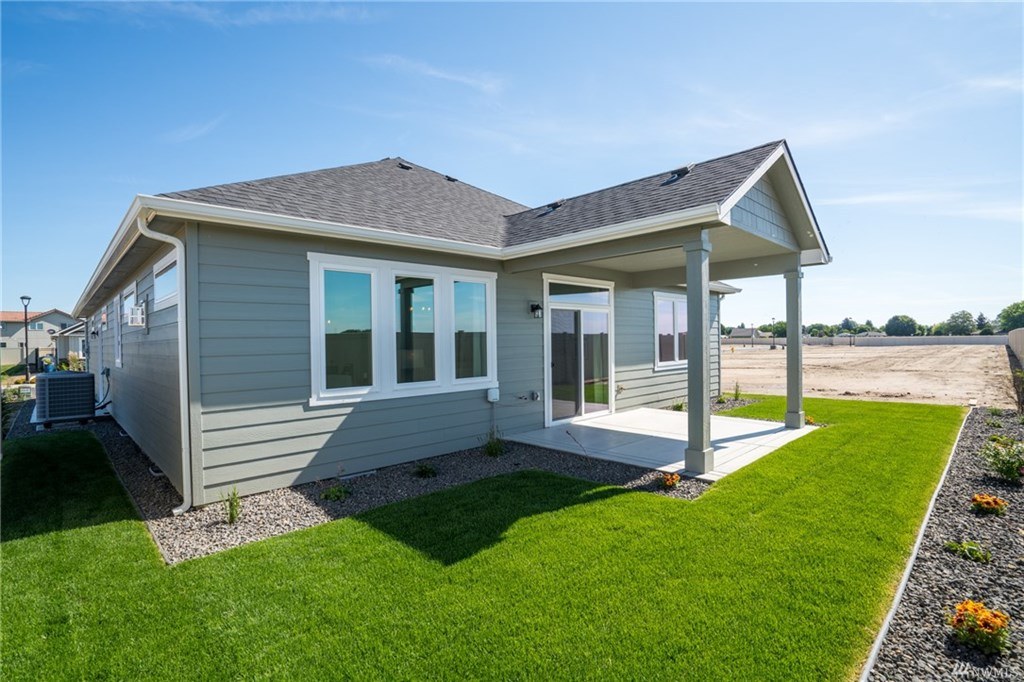 Willow Springs Premier plan home at dusk in Quincy, Washington
